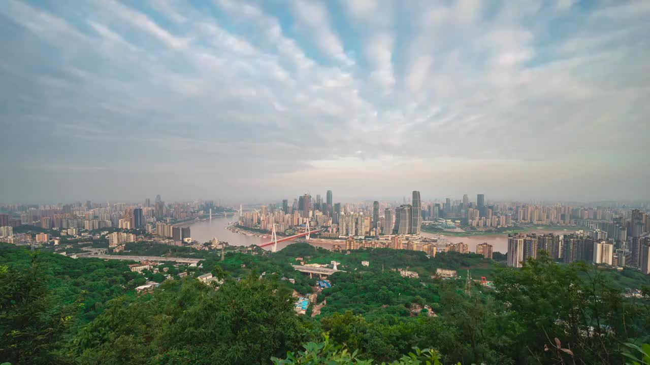 高视角看飞云下的重庆全景城市建筑群视频素材