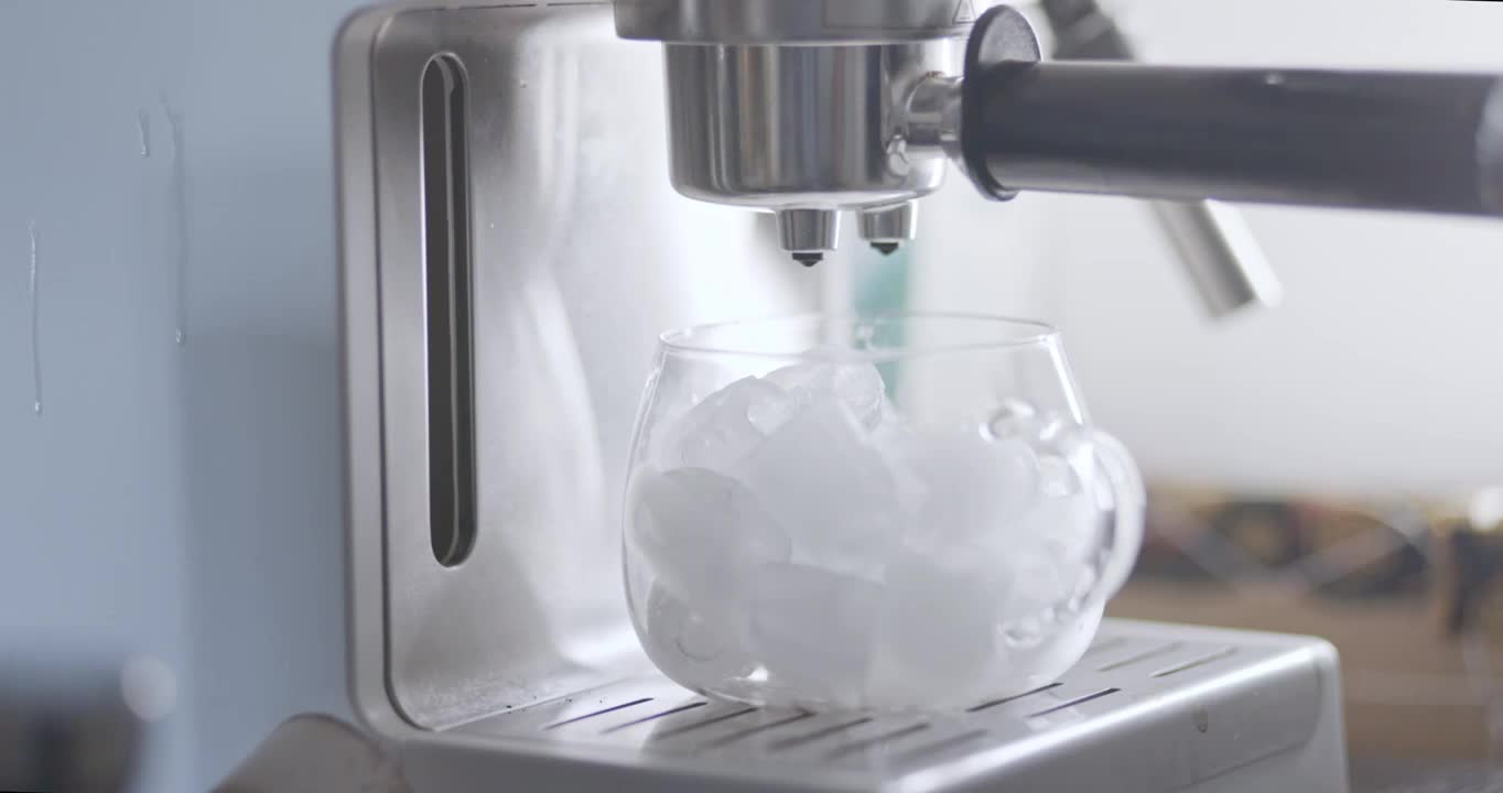 咖啡流入装满冰块杯子里的4K高清慢镜头视频下载