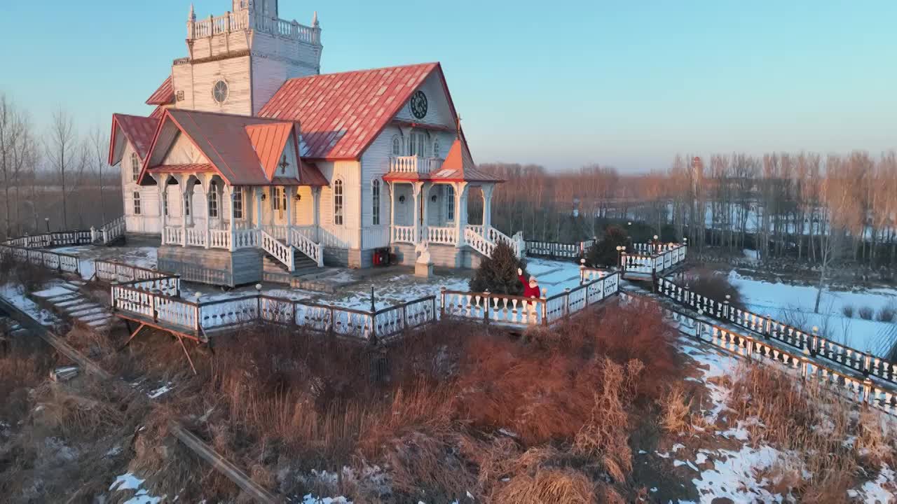 航拍冬季哈尔滨伏尔加庄园旅行人物跟拍视频下载