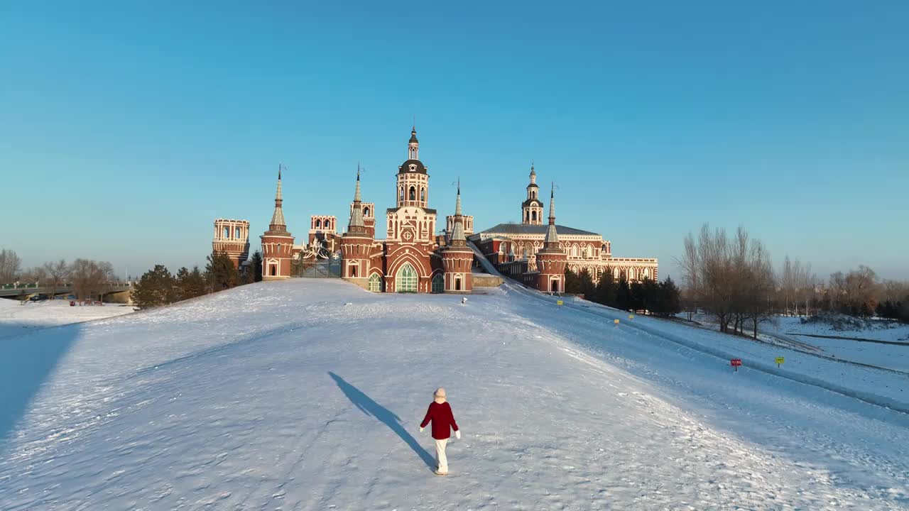 航拍冬季哈尔滨伏尔加庄园旅行人物跟拍视频下载