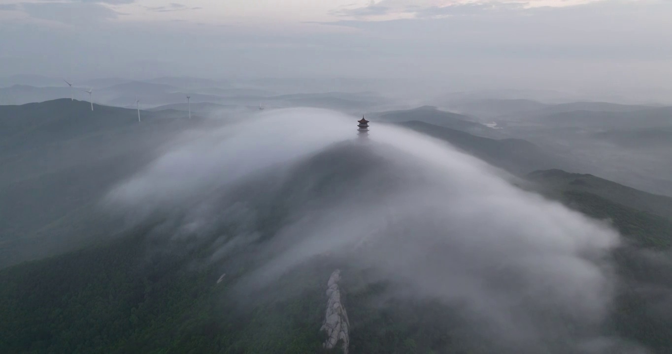 黑龙江鸡西：夏至田野平流雾景观视频下载
