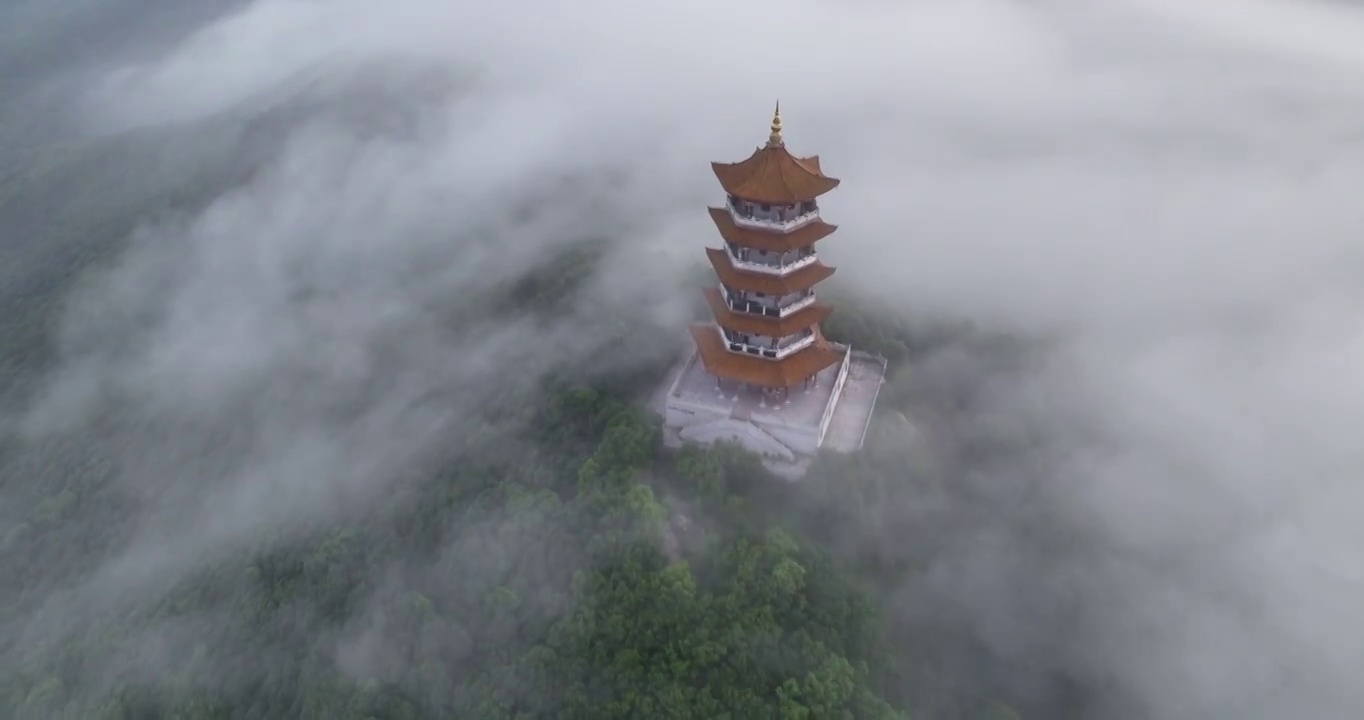 黑龙江鸡西：夏至田野平流雾景观视频下载