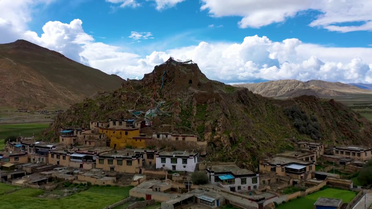 西藏＂一座喇嘛庙，胜抵十万兵＂的典型村庄视频素材