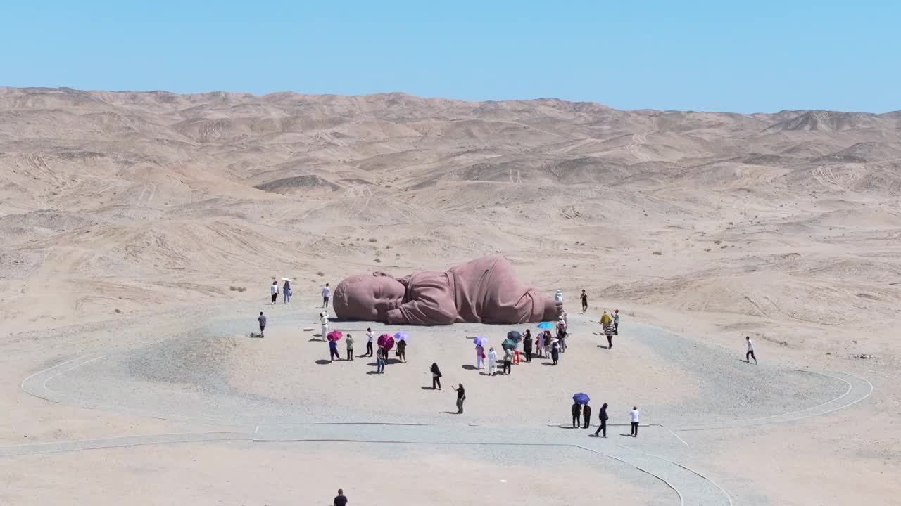 航拍甘肃省瓜州的雕塑大地之子视频素材