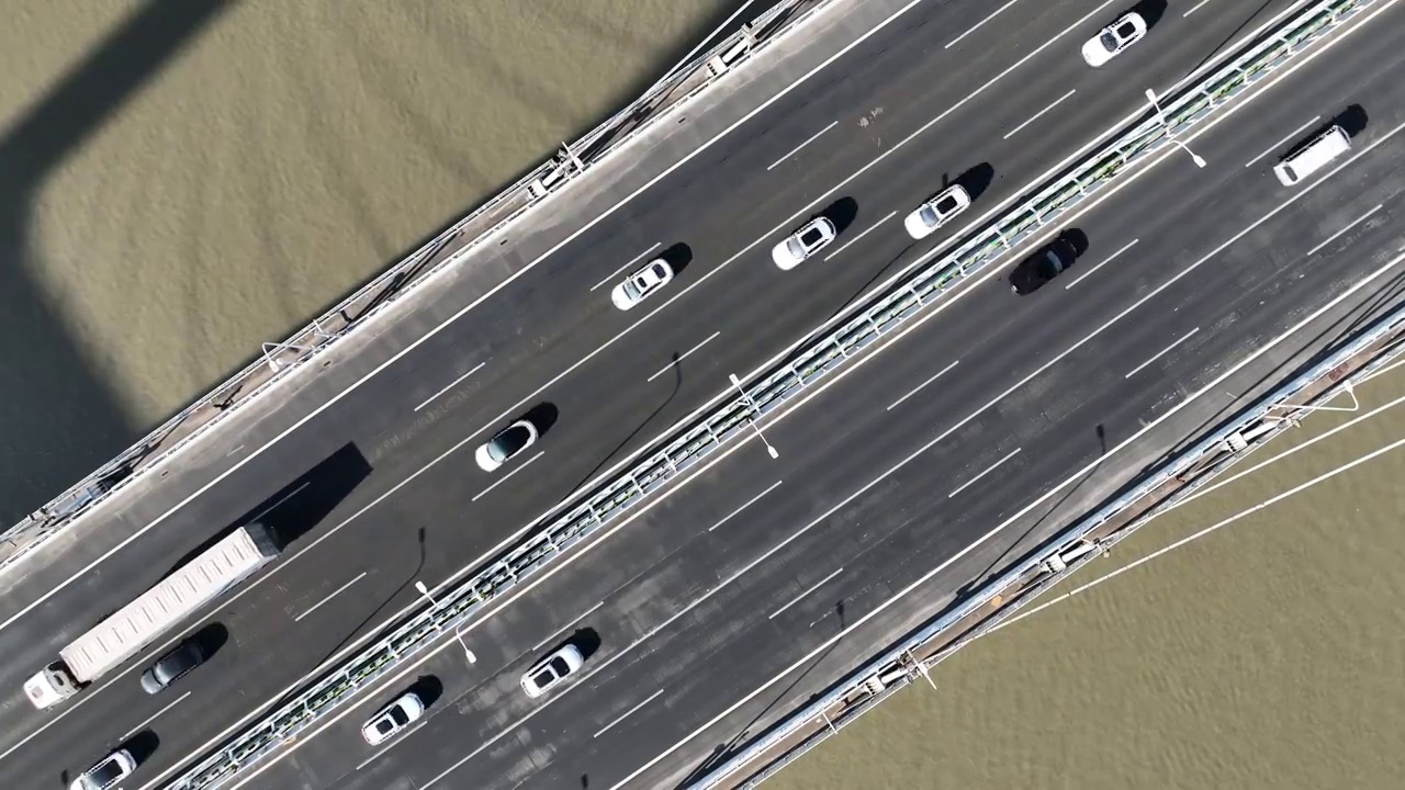 无人机航拍上海斜拉索大桥上繁忙的交通视频购买