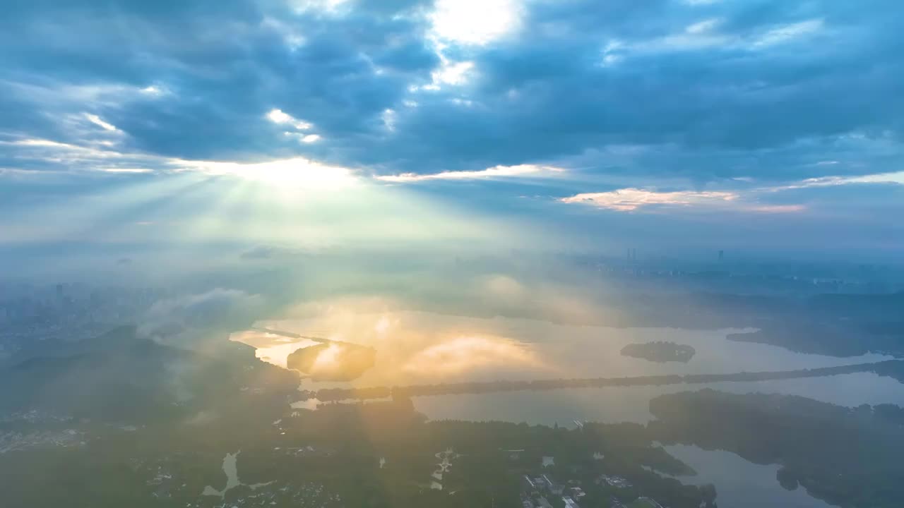 日出丁达尔光下的杭州西湖视频下载