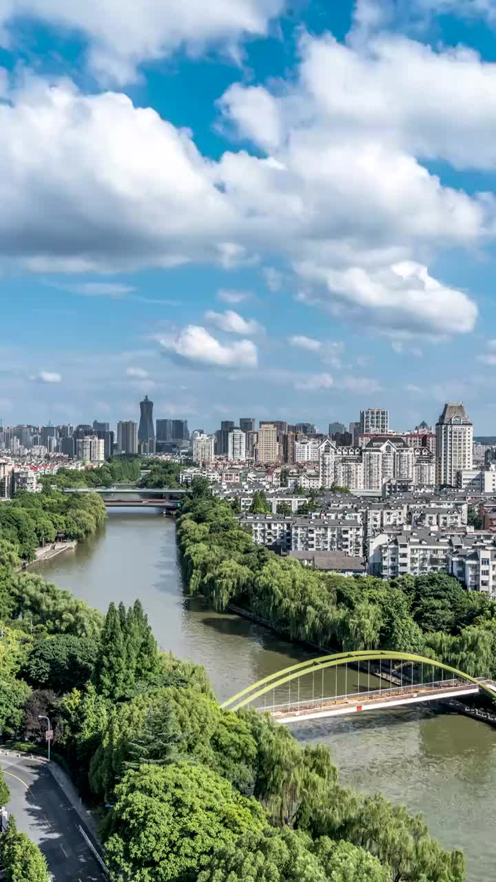 蓝天白云下的杭州京杭大运河环球中心延时视频下载
