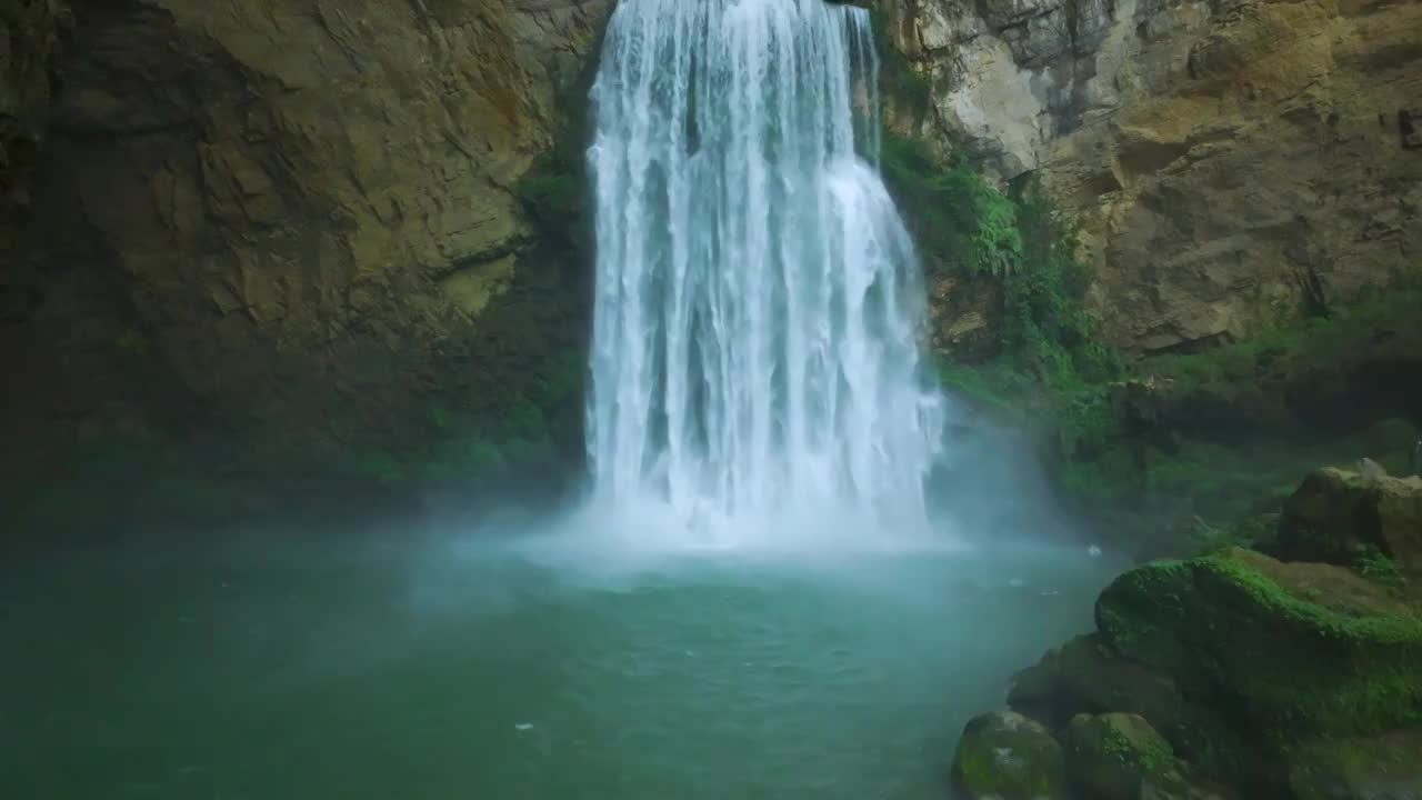 航拍贵州羊皮洞瀑布视频下载