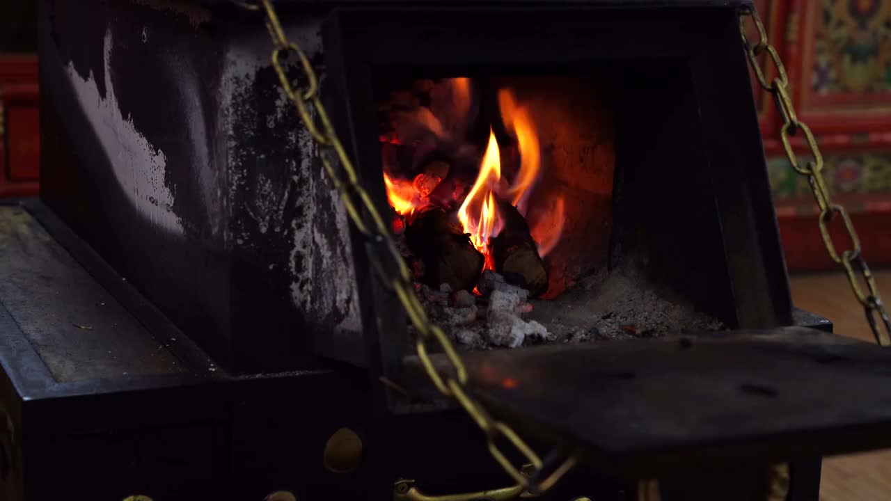 木柴在火炉中燃烧视频下载