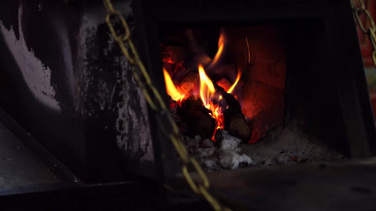 柴火在火炉中燃烧发光发热视频下载
