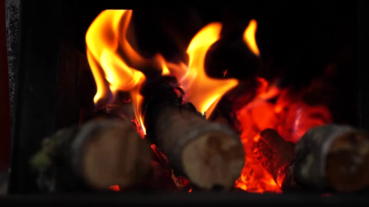 柴火在火炉中燃烧发光发热的慢镜视频下载
