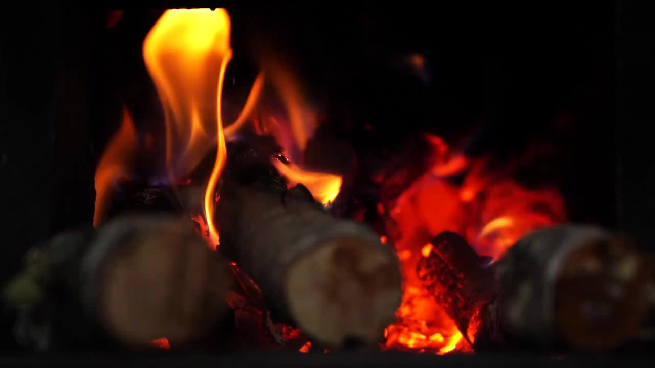 柴火在火炉中燃烧发光发热的慢镜视频下载