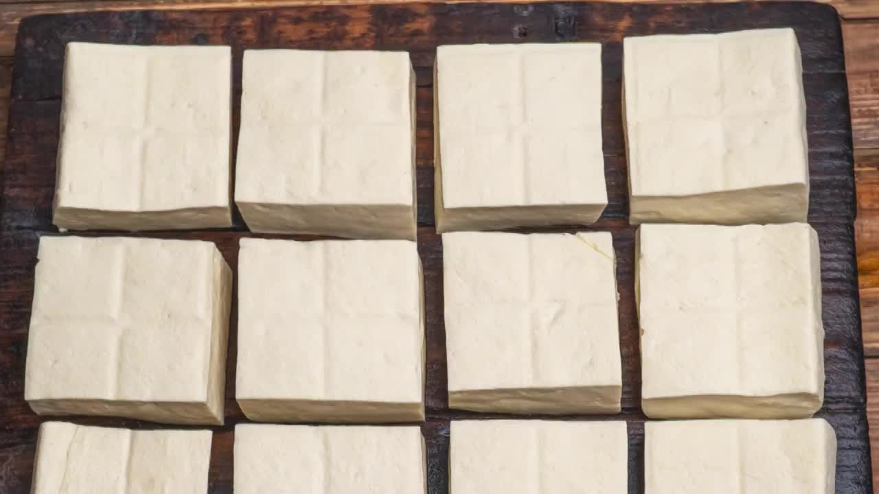 传统豆腐传统作坊-白豆腐块食材4k滑轨镜头视频下载