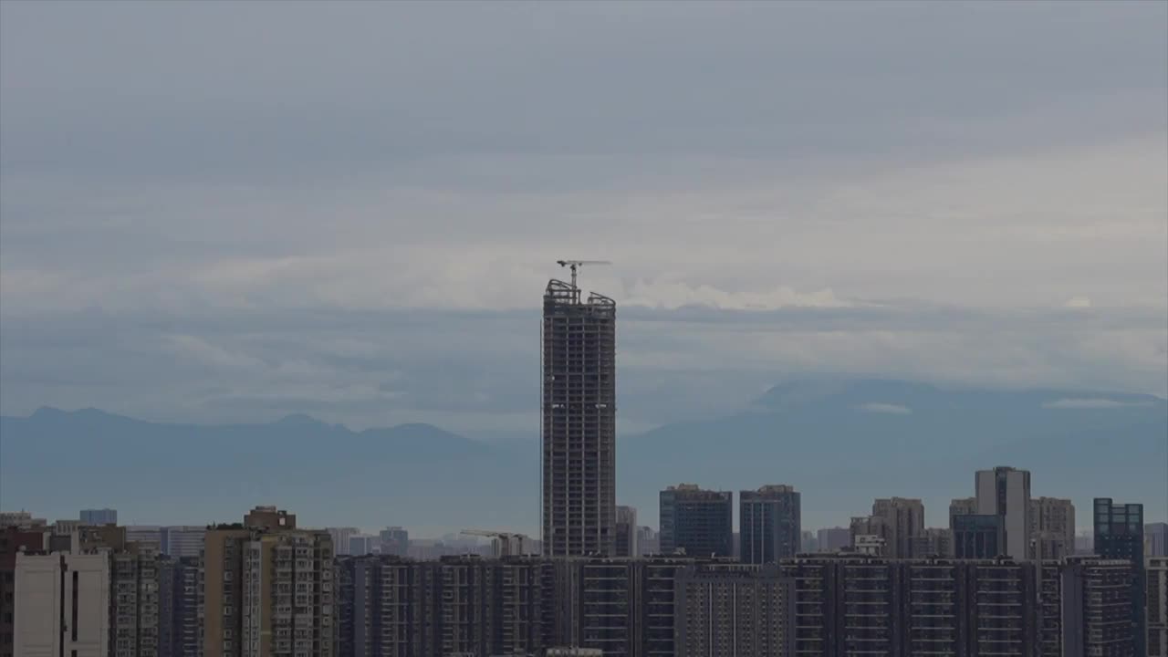 成都城市清晨遥望雪山飞机飞过视频下载