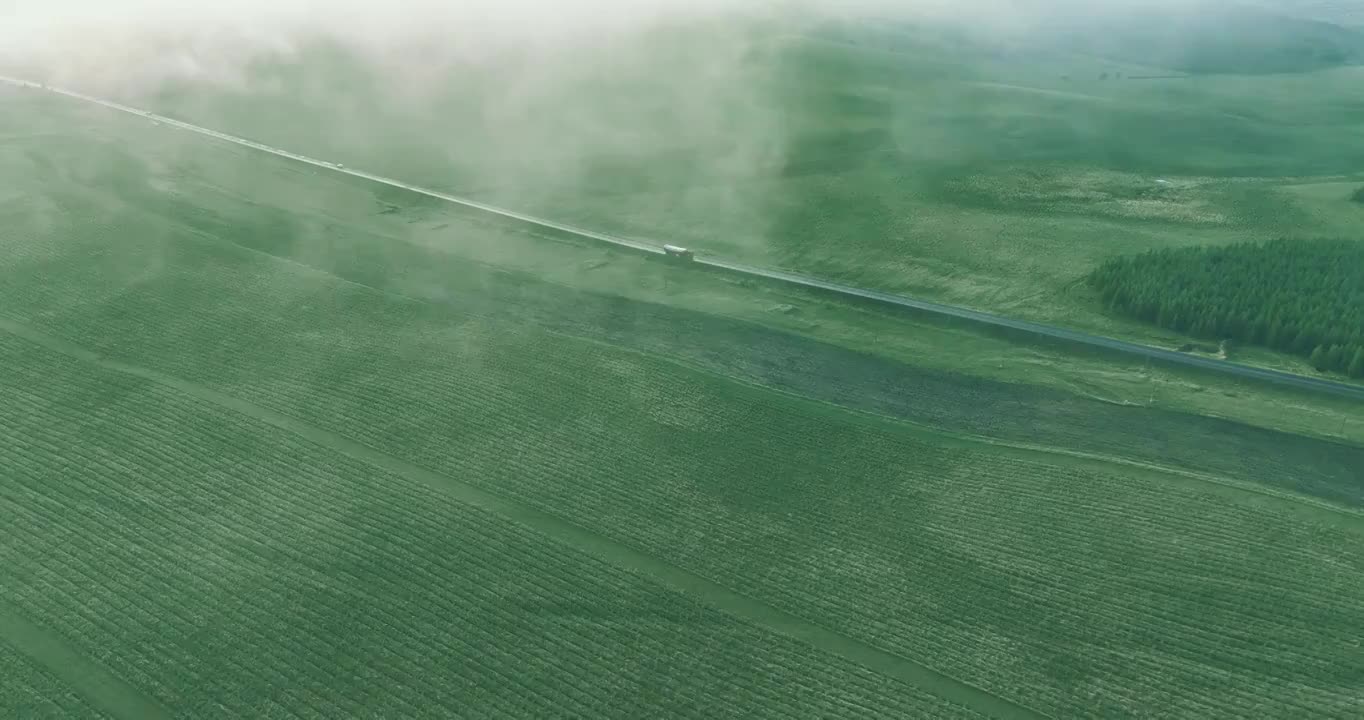 云雾下的草原风景视频下载