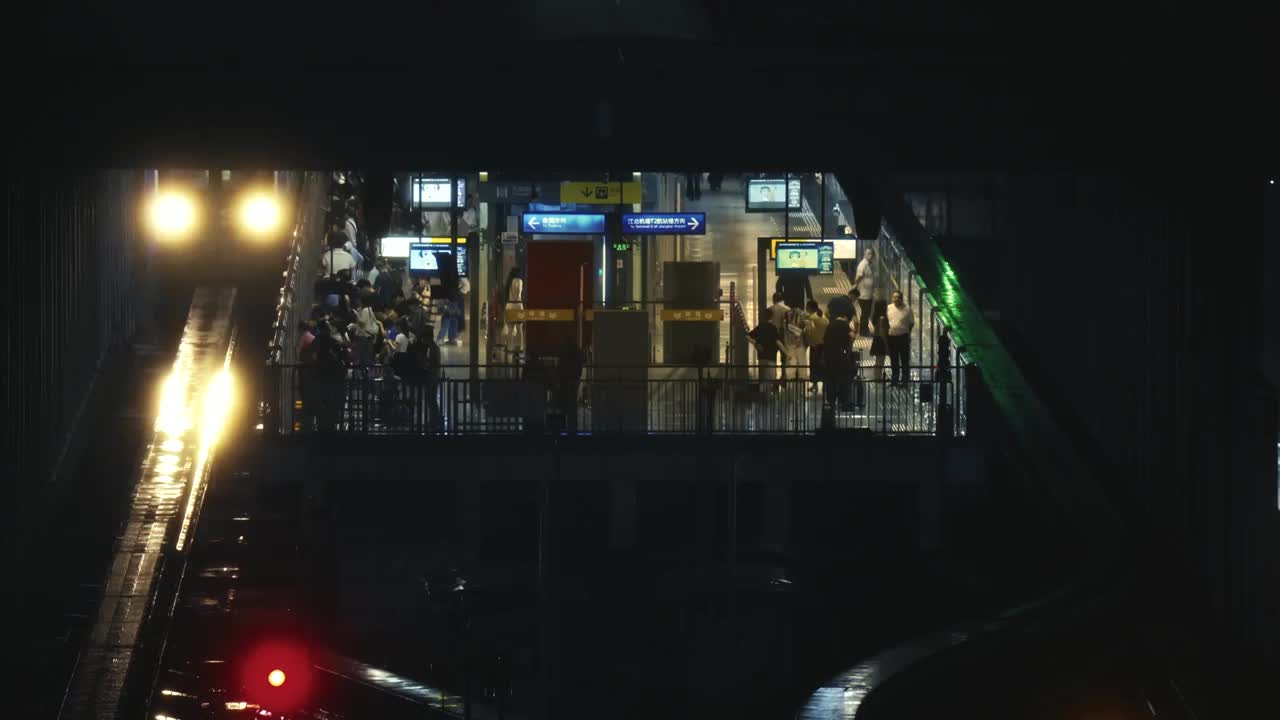 夜晚重庆轻轨车站站台风景视频下载