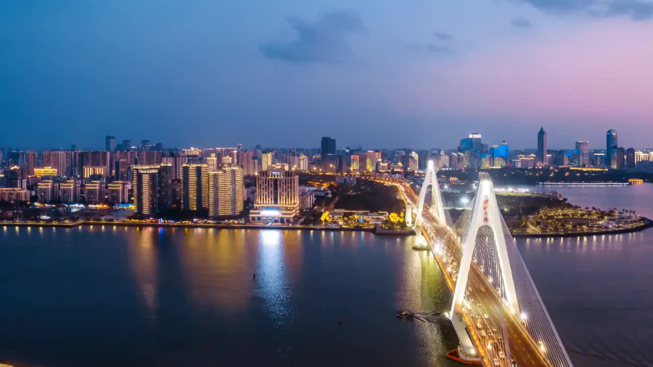 中国海南海口世纪大桥和滨海公园万绿园CBD城市建筑航拍夜景延时摄影视频下载