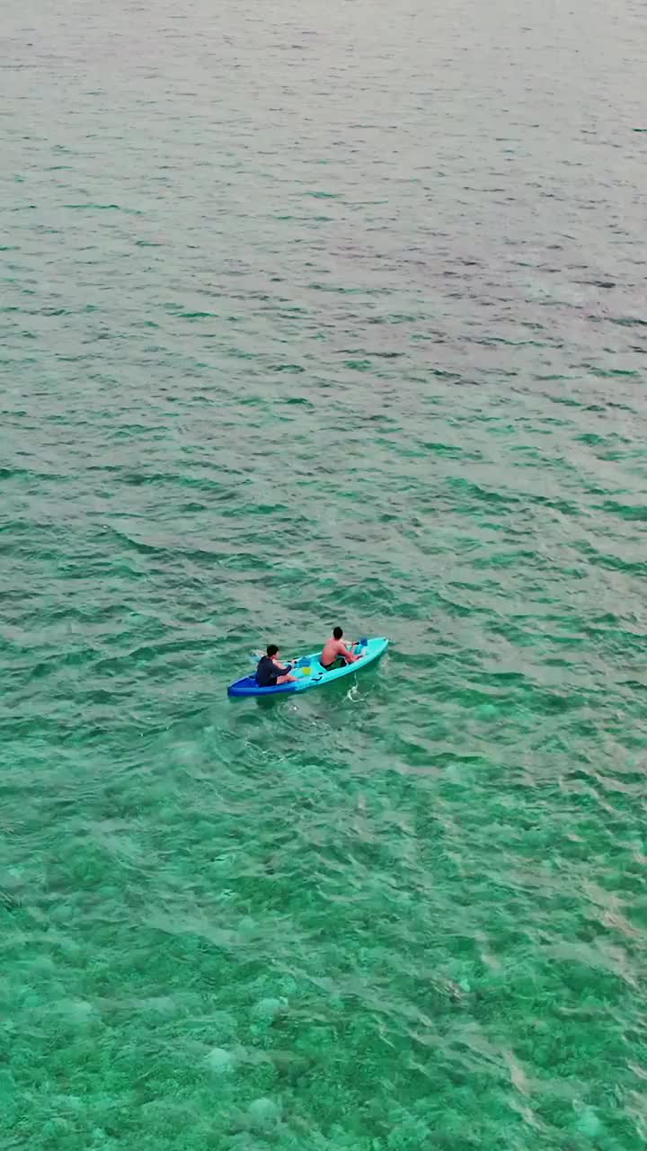皮艇在水面航行，休闲的户外活动，皮划艇的人视频下载