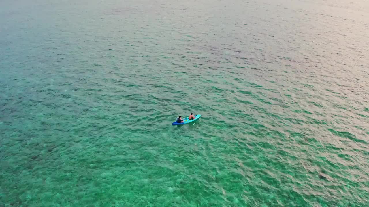 皮艇在水面航行，休闲的户外活动，皮划艇的人视频下载
