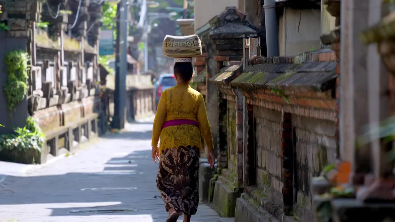 在街道上行走的印尼妇女视频下载