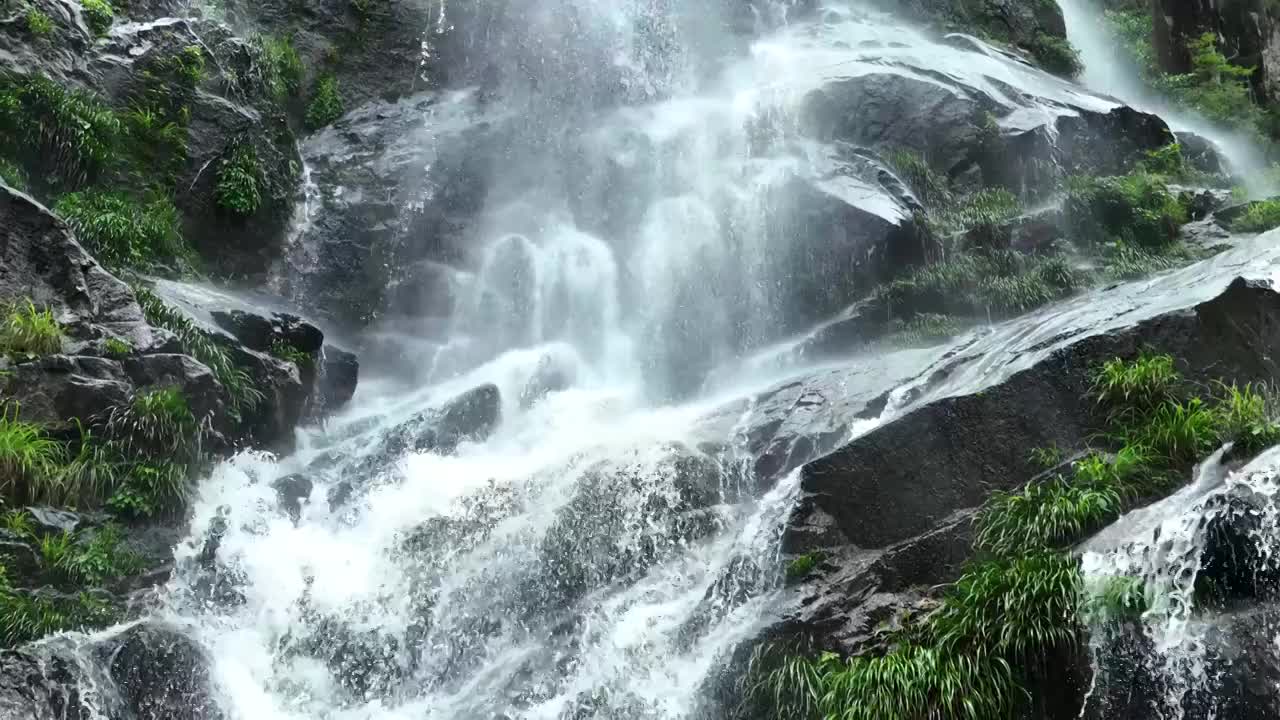 慢镜头航拍户外瀑布水流浪花景观视频下载