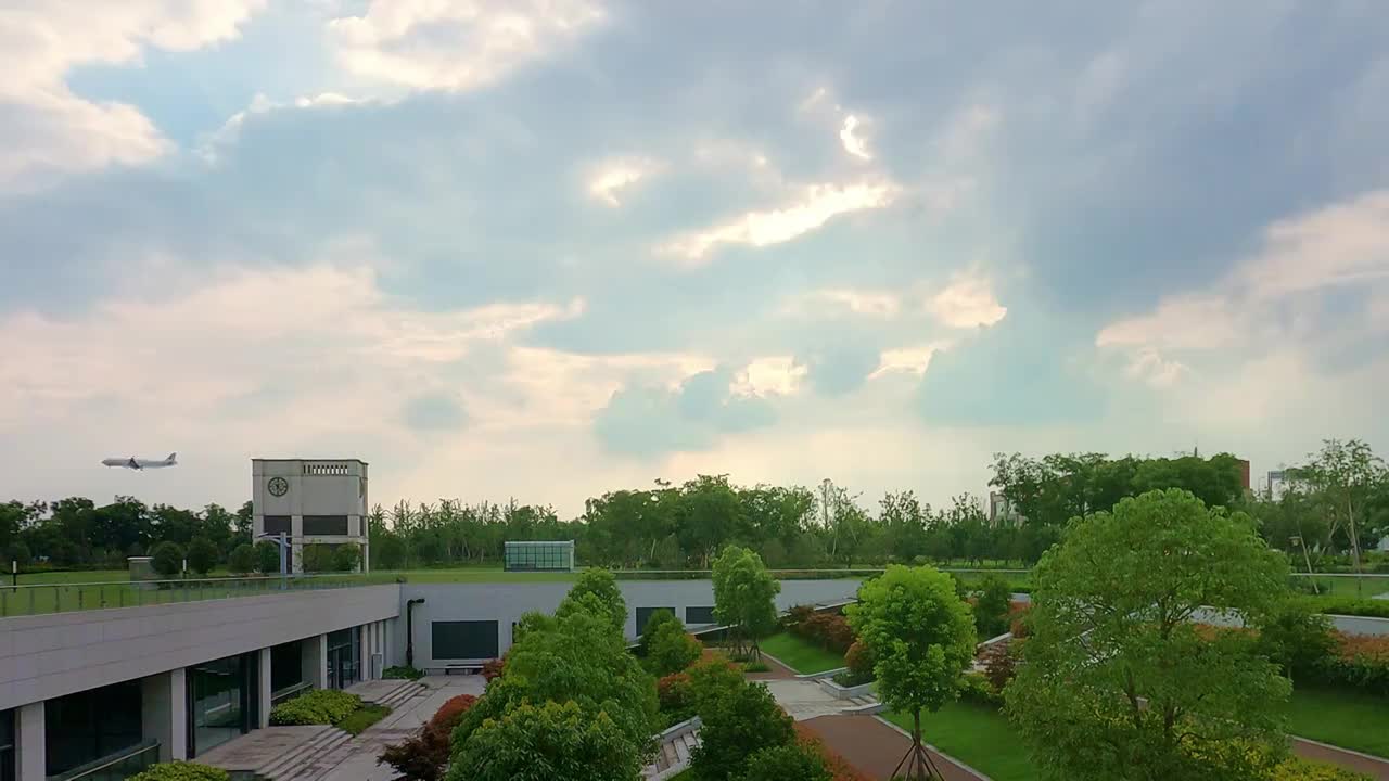 夕阳西下的人造建筑庭院视频下载