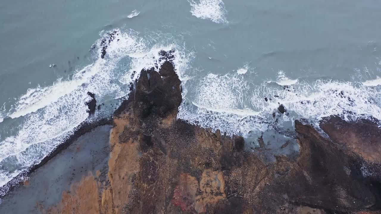 白塘湾火山地质公园，火山石与海水视频下载