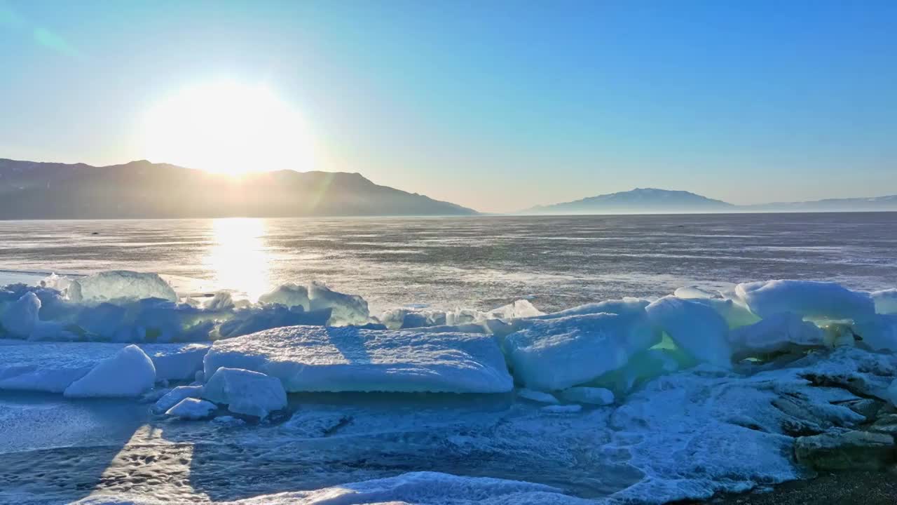 航拍冬季赛里木湖  蓝冰视频下载