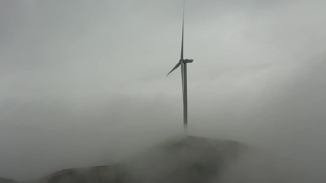 航拍湖南郴州金仙寨风电场景观视频下载