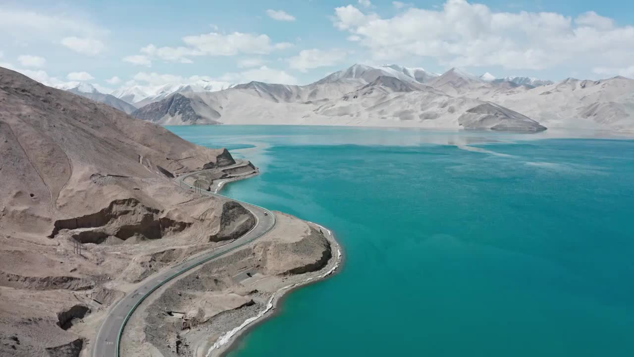 白沙湖，帕米尔高原的湖泊，湖边的公路视频素材