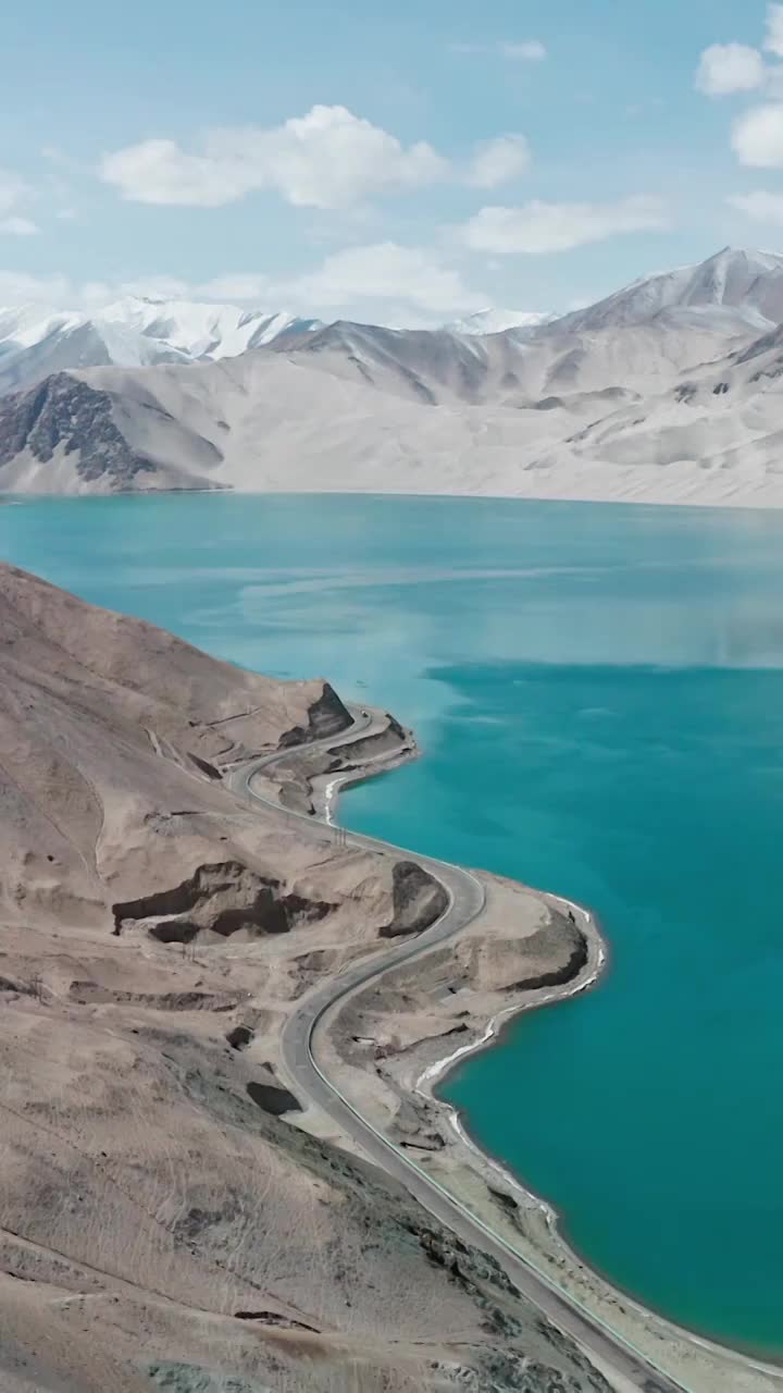 白沙湖，帕米尔高原的湖泊，湖边的公路视频素材