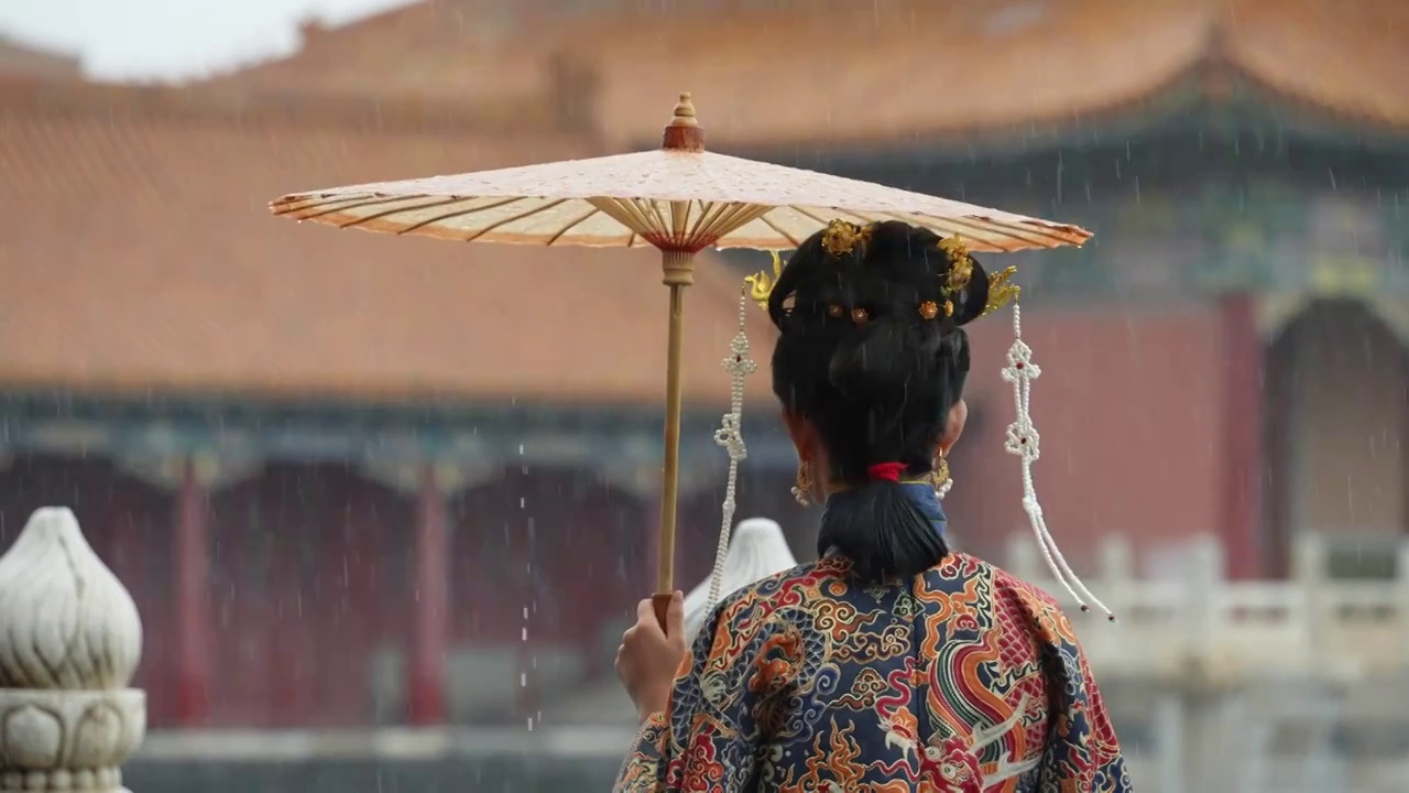 古装美女下雨天撑油纸伞在故宫升格慢镜头视频下载