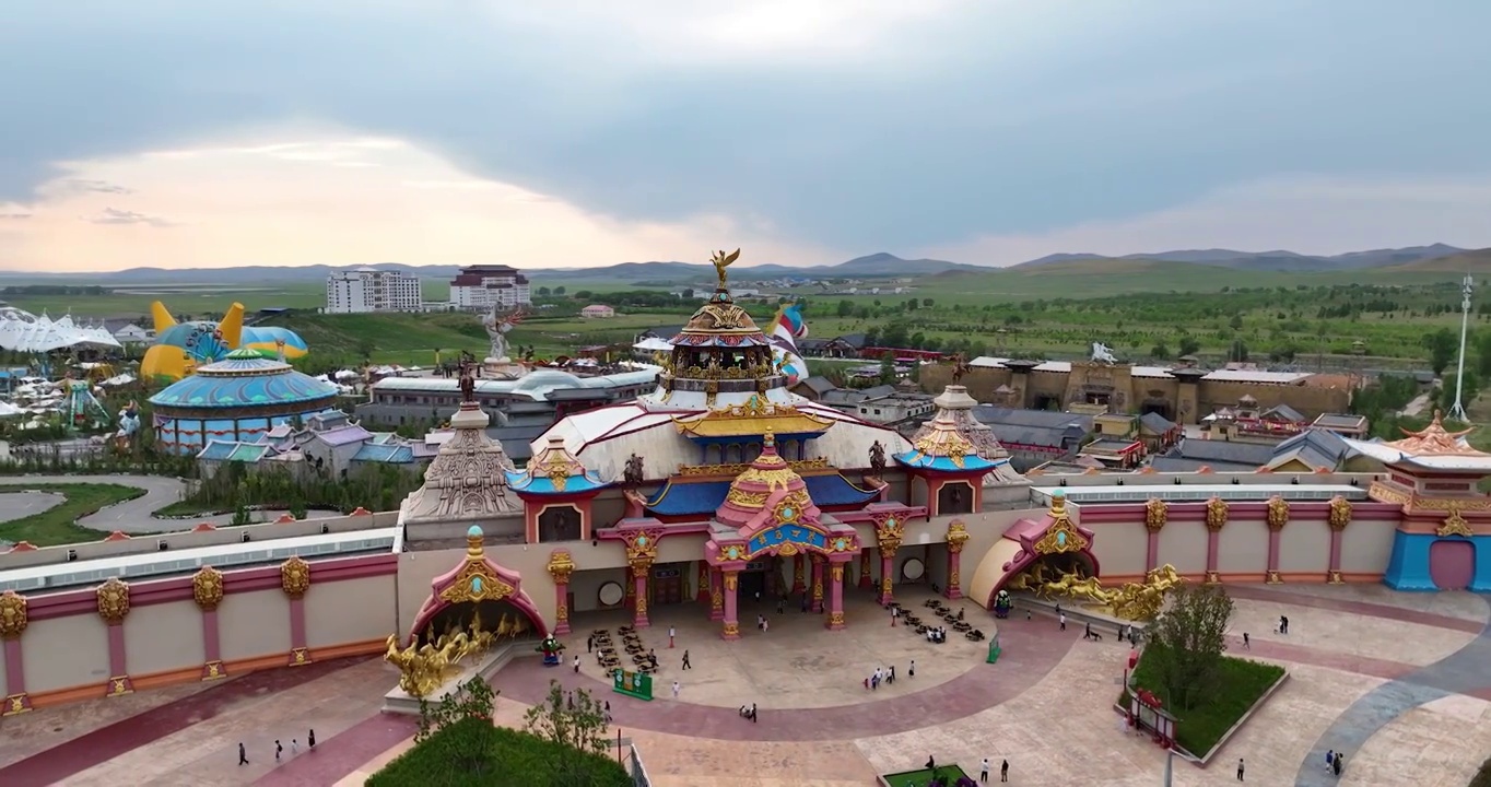 航拍空中鸟瞰唯美夕阳下的京北草原马镇旅游度假景区视频素材