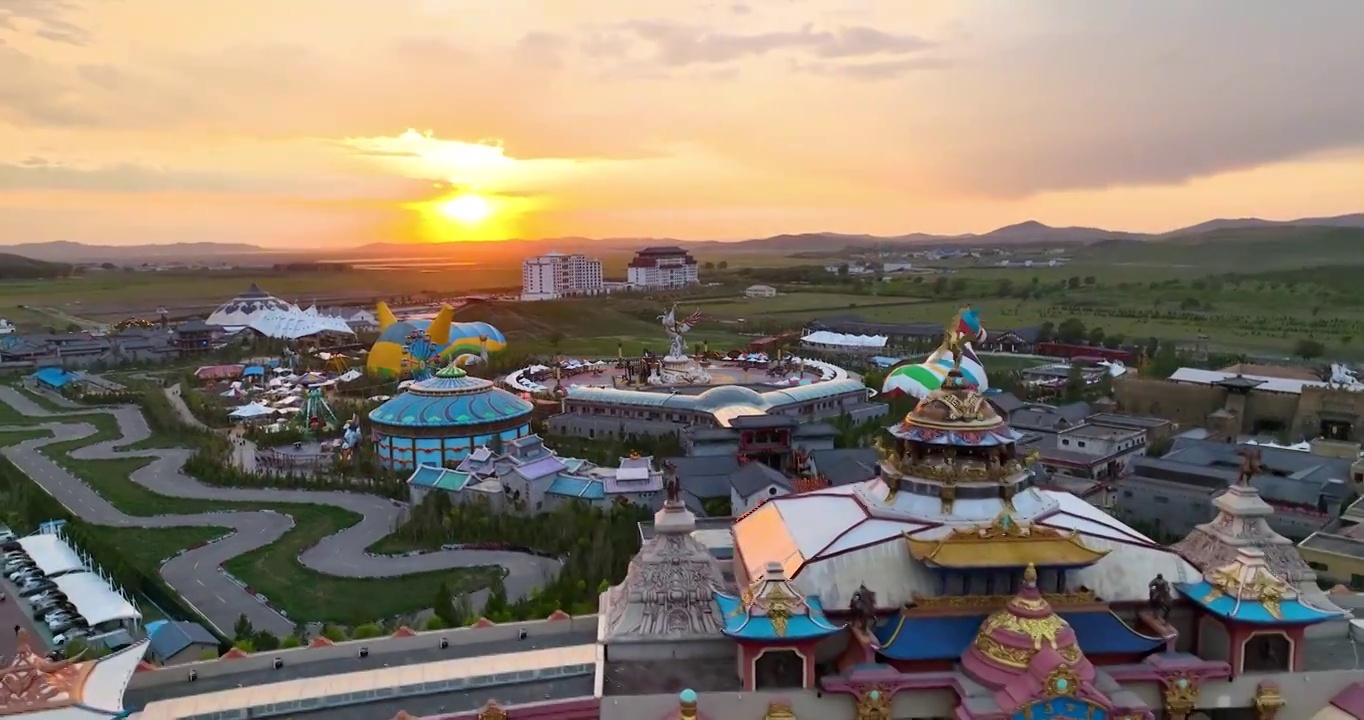 航拍空中鸟瞰唯美夕阳下的京北草原马镇旅游度假景区视频素材