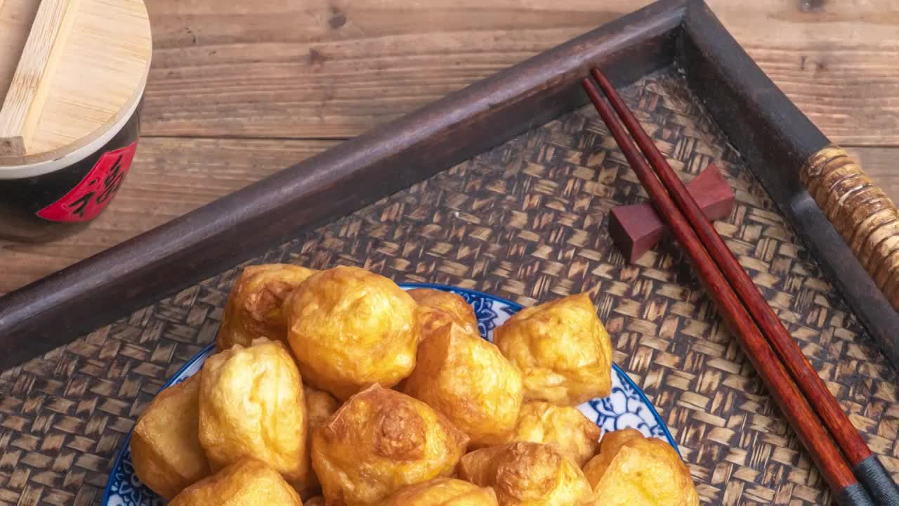 传统食品油豆腐-传统豆腐作坊4k滑轨镜头视频下载