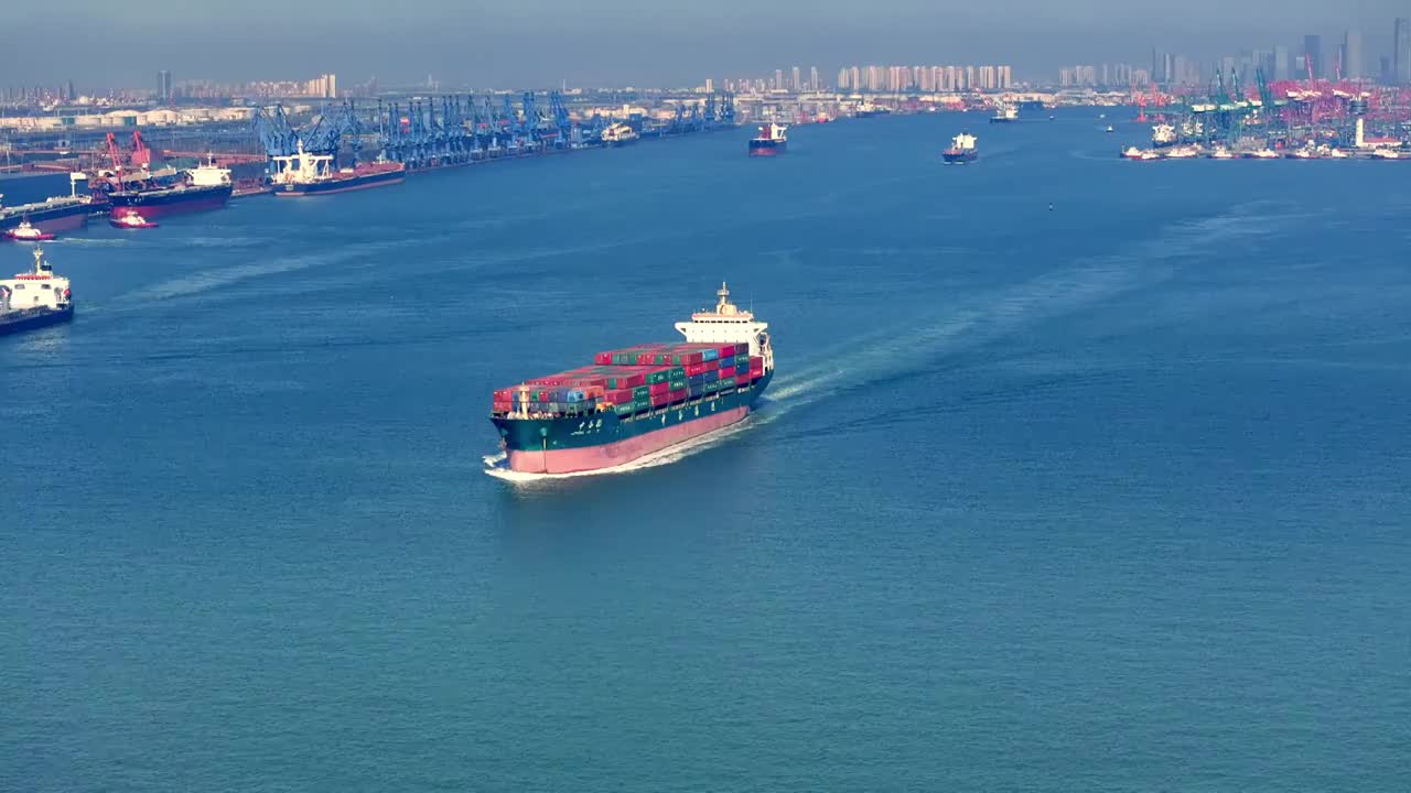 天津市天津港内正在航行的货轮视频下载