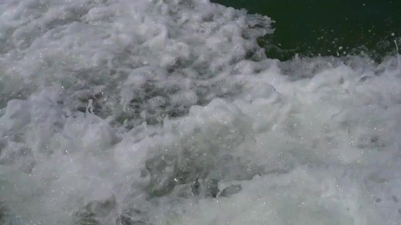 海浪浪花在阳光下特写慢镜头视频下载