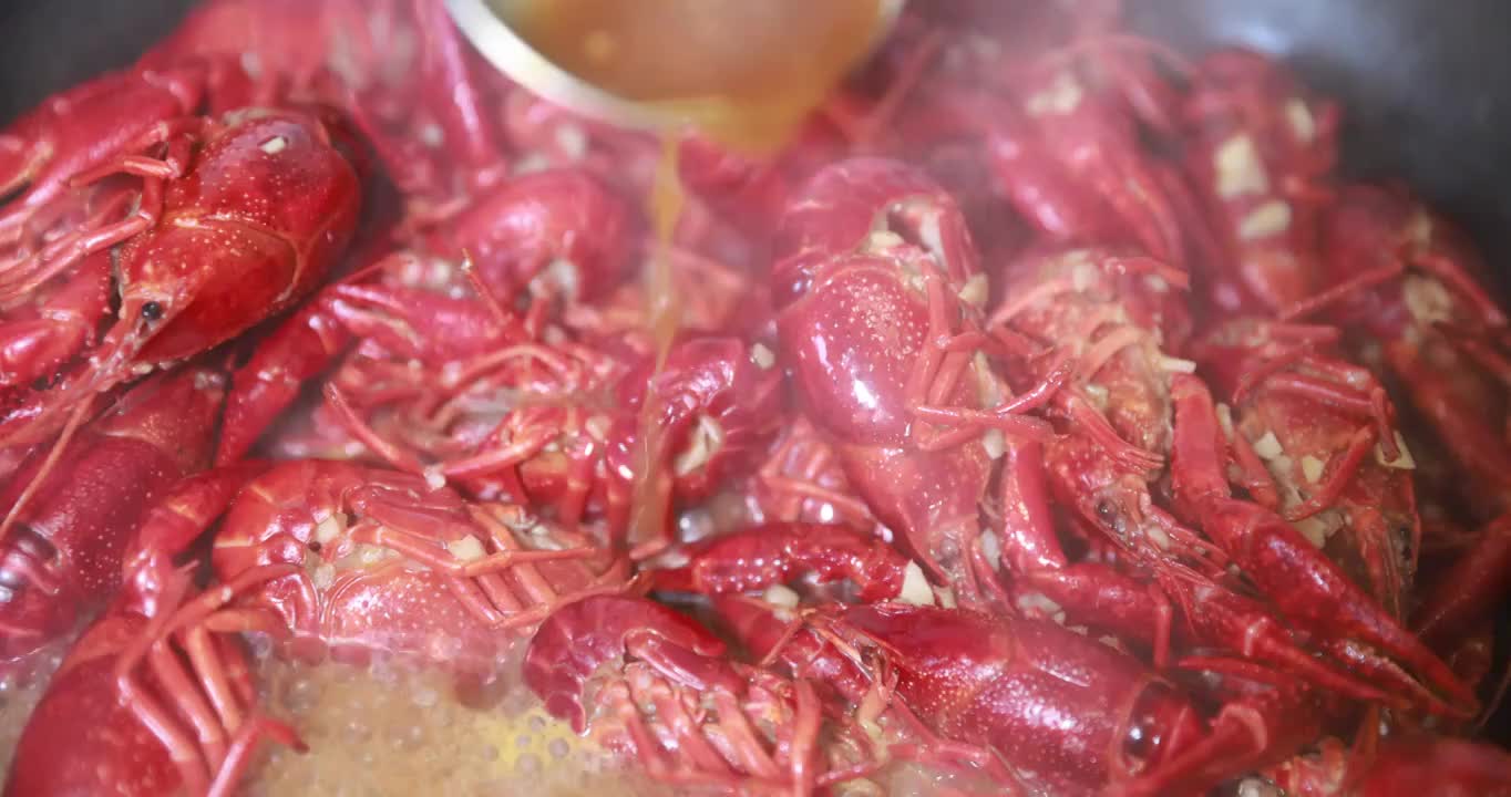 美味夜宵小龙虾烹饪视频素材