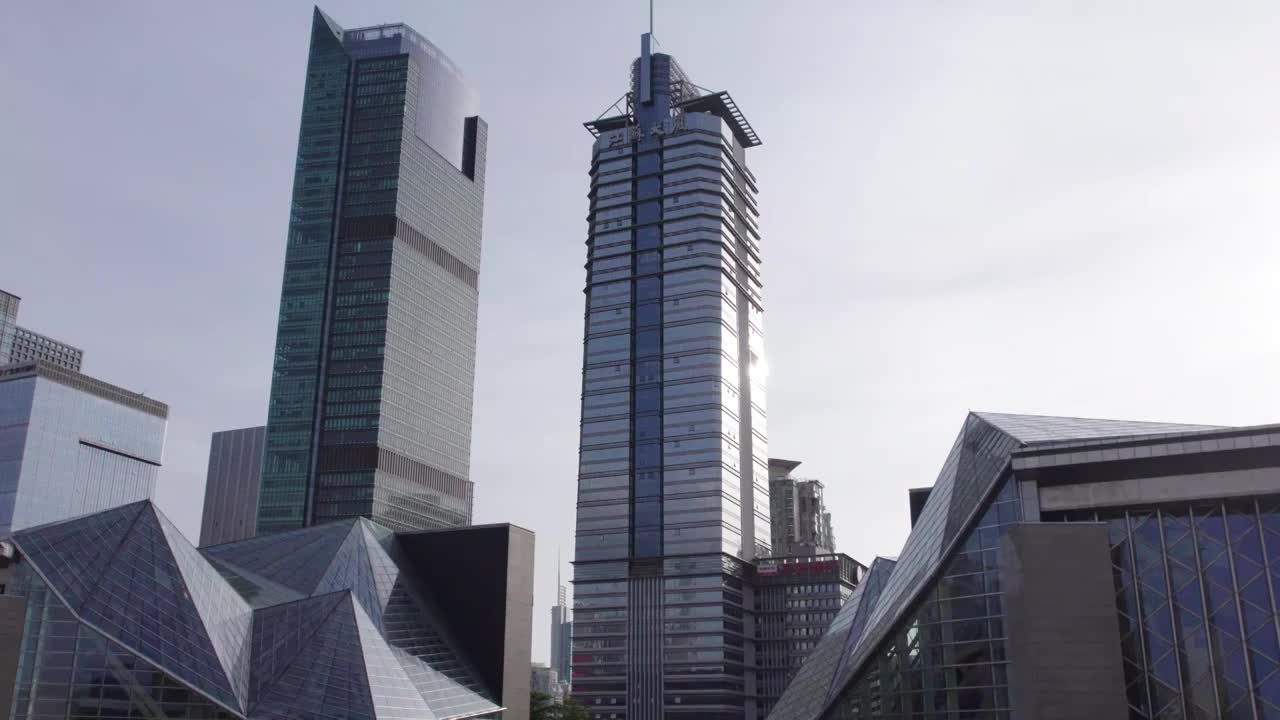 航拍深圳音乐厅外的城市景观视频下载