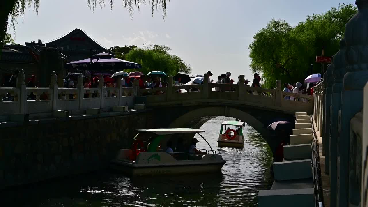 夏天北京十刹海银锭桥古桥上来往的游客视频下载
