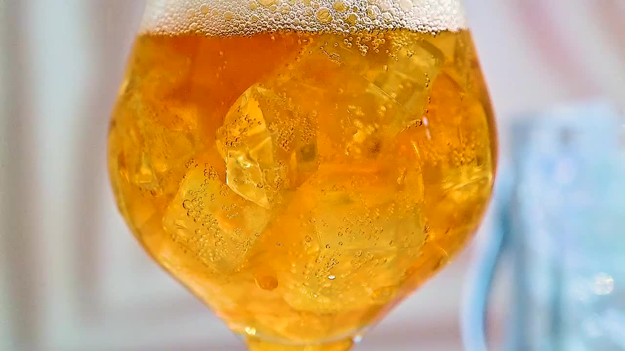 夏天喝啤酒饮料冰镇冷饮汽水防暑降温视频下载