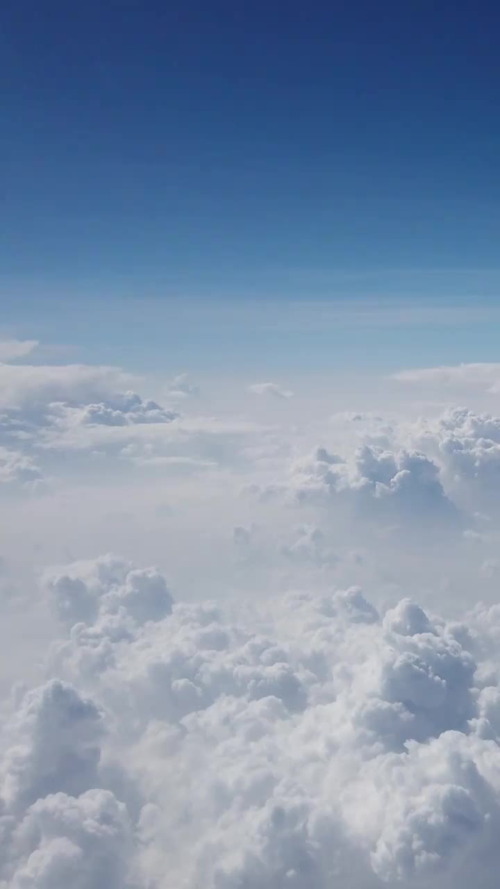 飞机机舱机翼舷窗拍摄镜头蓝天白云竖版视频视频素材