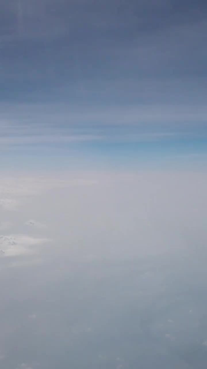 飞机机舱机翼舷窗拍摄镜头蓝天白云竖版视频视频素材