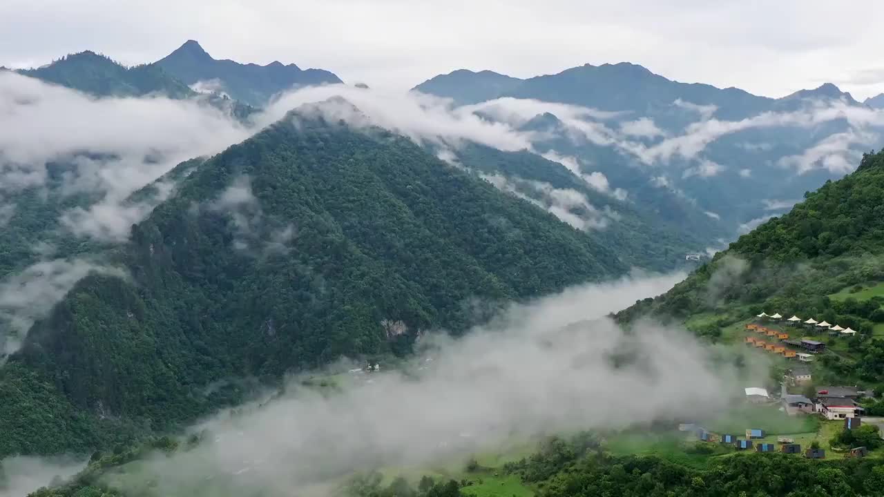 云海，峡谷中的云雾，夹金山峡谷中的雾视频素材