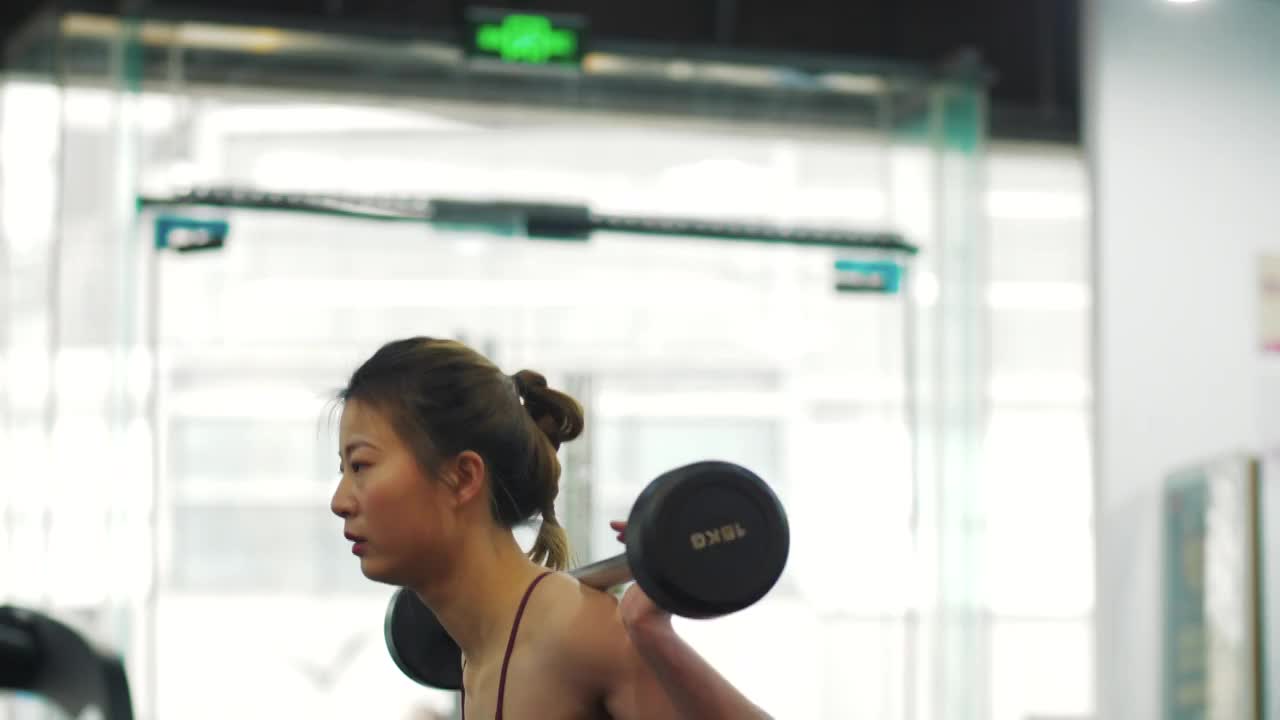 美女健身房锻炼身体健康生活方式视频素材