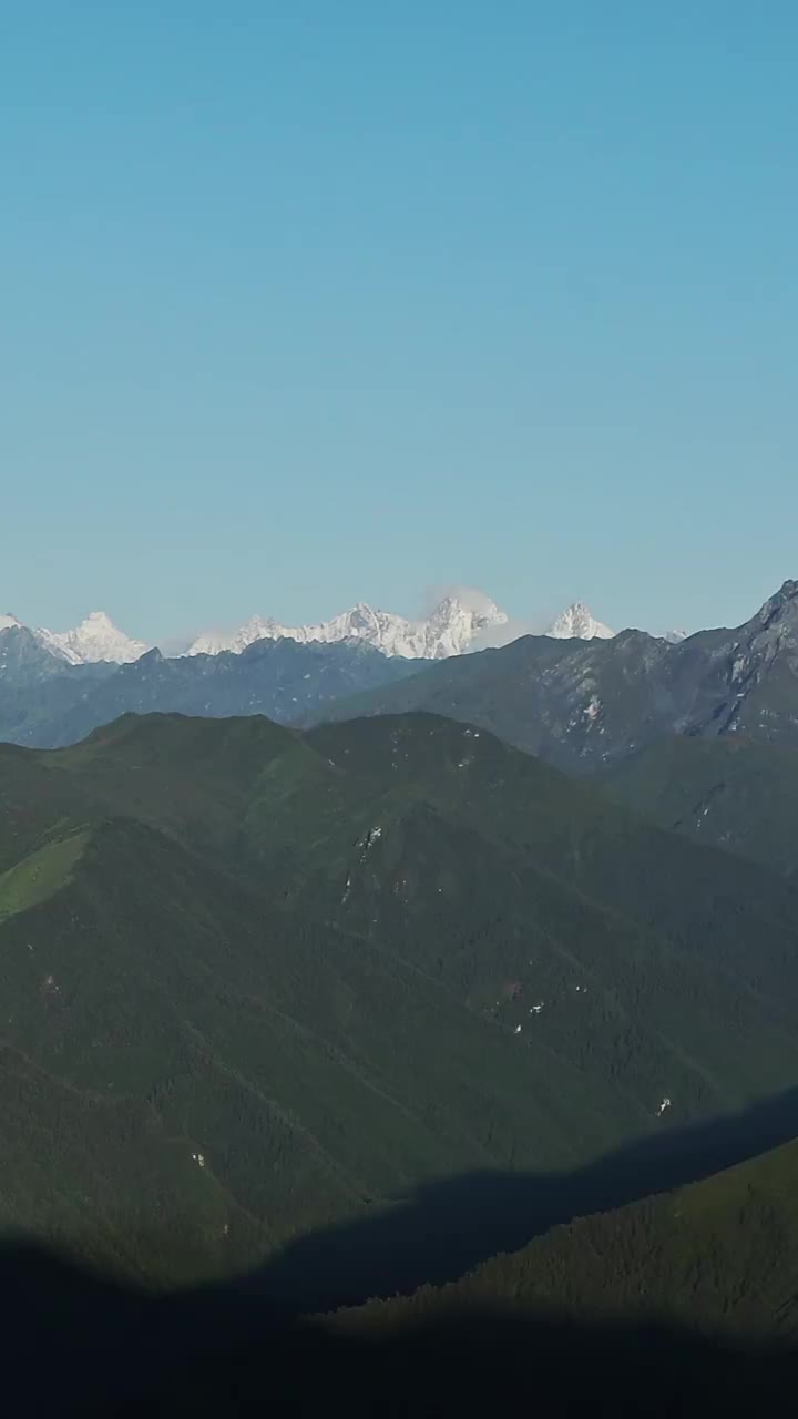 夹金山，清晨的山谷，夹金山主峰石喇嘛视频素材