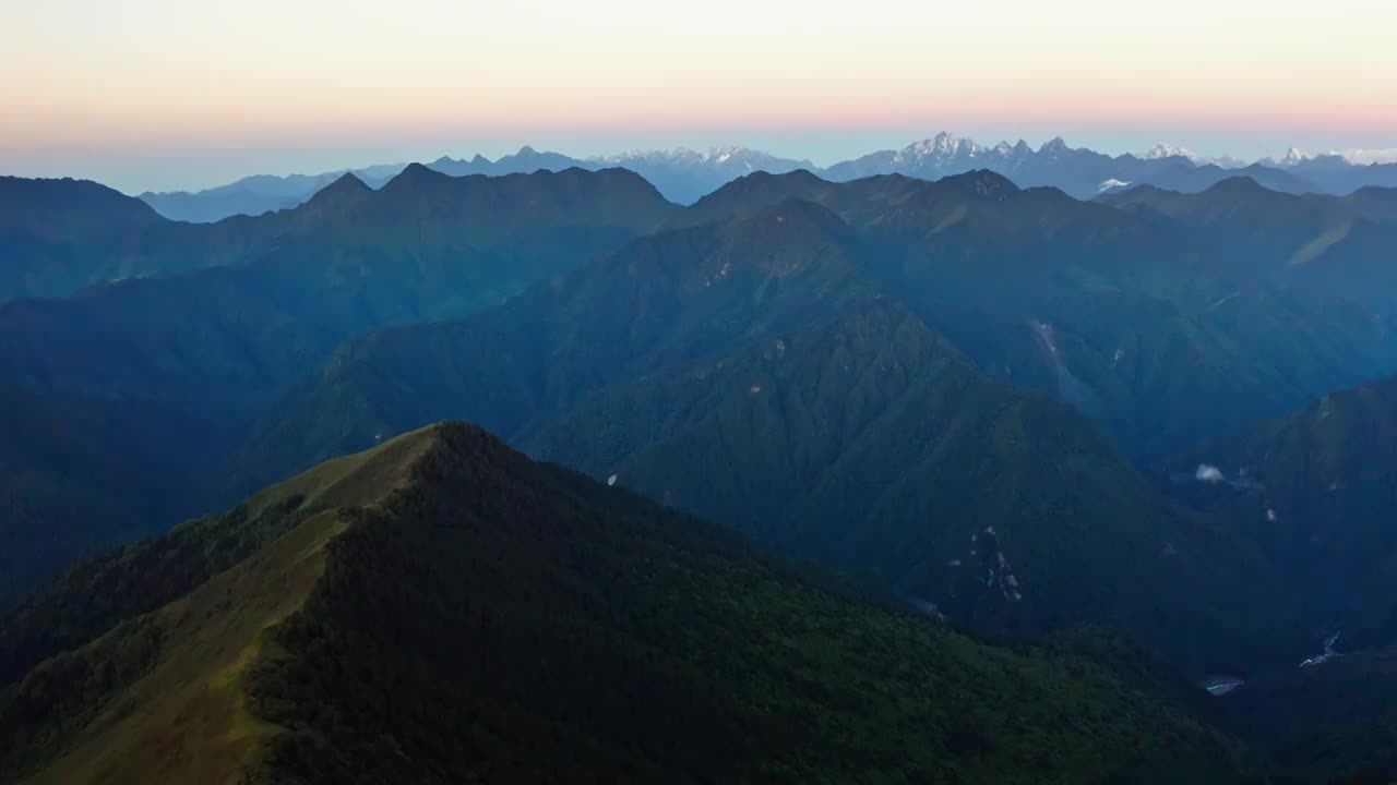 夹金山，清晨的山谷，夹金山主峰石喇嘛视频下载