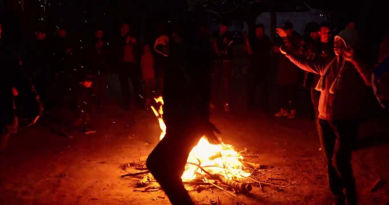 篝火，夜晚的篝火晚会，热闹的场景视频下载