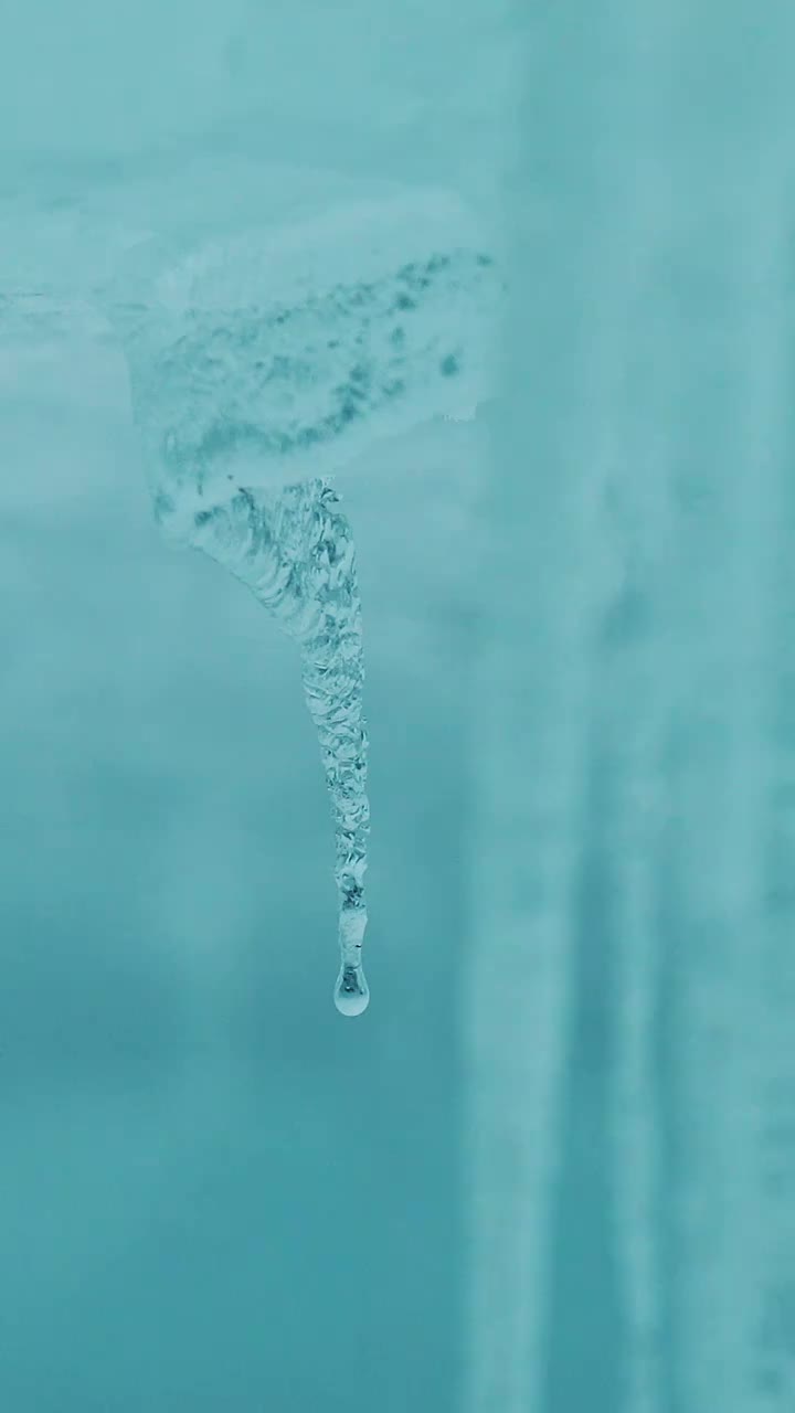 冰柱滴下水滴，蓝色的冰，纯净透明，冰融化的过程视频下载
