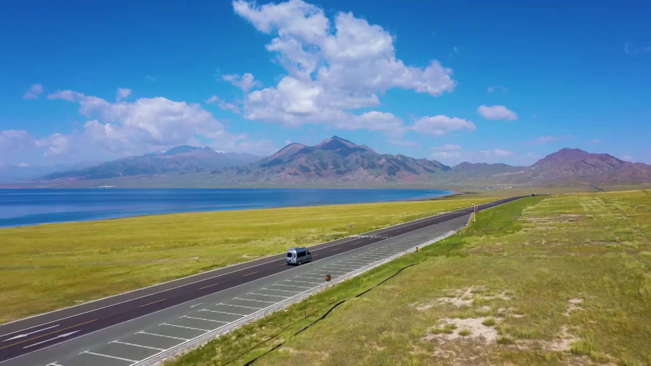 赛里木湖环湖自驾公路视频素材